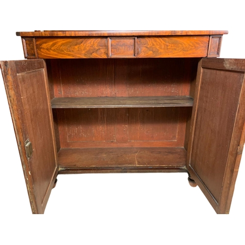 863 - 19th century William IV mahogany gallery back chiffonier with 2 drawers. 107/38/130cm