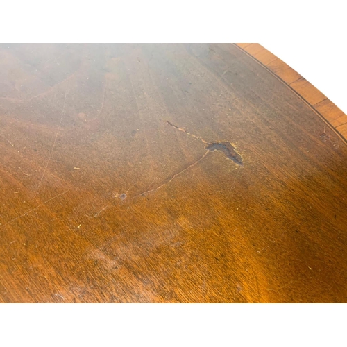 865 - Georgian inlaid tilt top pedestal dining table. 116.5x102x71cm