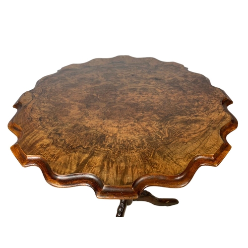 880 - Victorian walnut pedestal table. 55x55x68cm