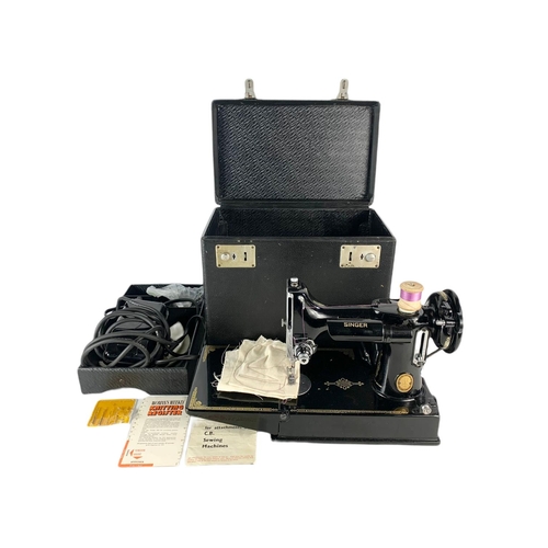 92 - Vintage mini Featherweight Singer sewing machine in original case with key. Case size 33x21x30cm