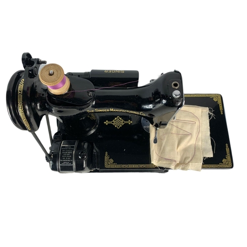 92 - Vintage mini Featherweight Singer sewing machine in original case with key. Case size 33x21x30cm