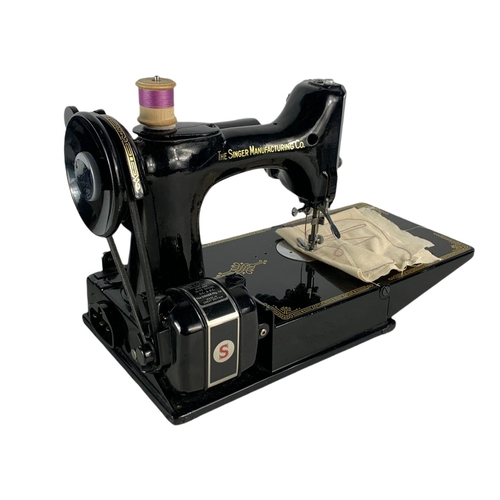 92 - Vintage mini Featherweight Singer sewing machine in original case with key. Case size 33x21x30cm