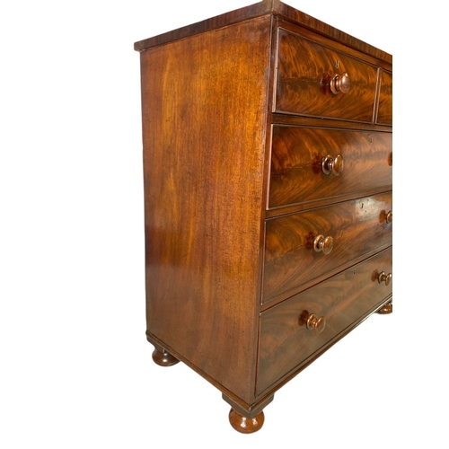 921 - Large Victorian mahogany chest of drawers. 108x51x103.5cm