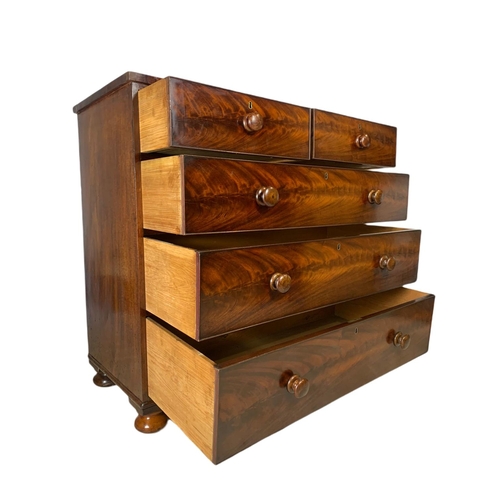 921 - Large Victorian mahogany chest of drawers. 108x51x103.5cm