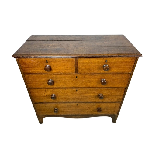 934 - Large Georgian oak chest of drawers. 107.5x50x104.5cm.