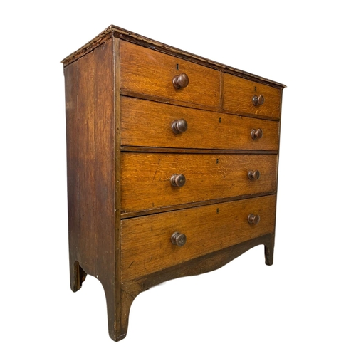 934 - Large Georgian oak chest of drawers. 107.5x50x104.5cm.