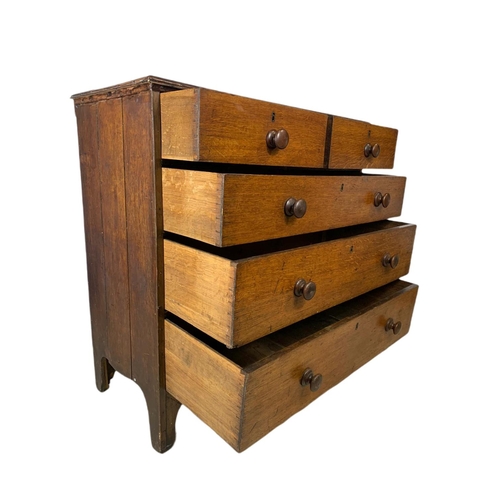 934 - Large Georgian oak chest of drawers. 107.5x50x104.5cm.