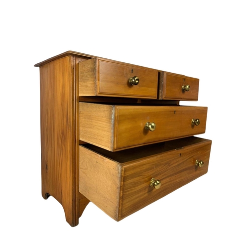 1005 - Edwardian satin walnut chest of drawers. 92x45x80.5cm