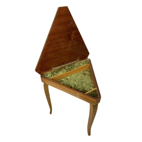 1025 - Small inlaid musical side table. 39x34.5x42.5cm