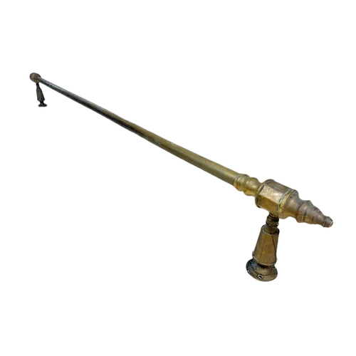 249 - Long Victorian brass rail. 162cm