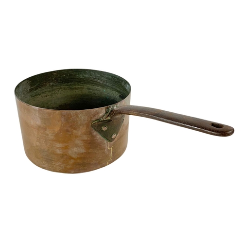 286 - Large Victorian copper pot with handle. 51x26x16cm