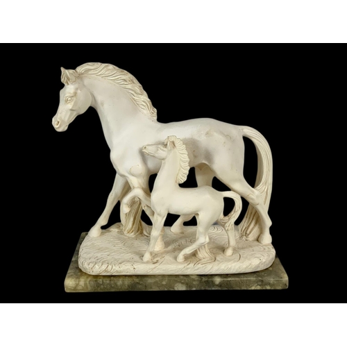 449 - Horse figures on an onyx base. 25x12x25cm