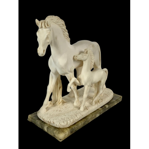 449 - Horse figures on an onyx base. 25x12x25cm