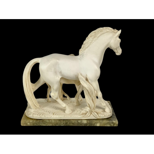 449 - Horse figures on an onyx base. 25x12x25cm