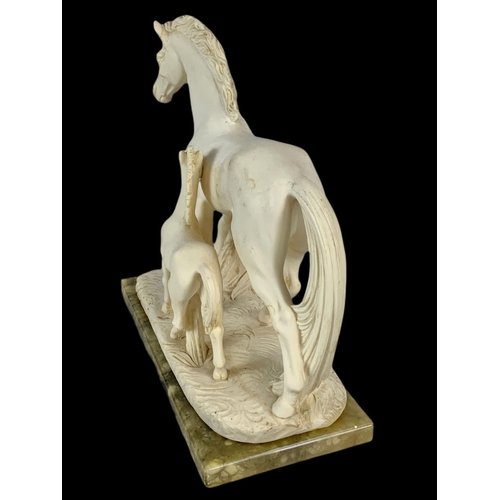 449 - Horse figures on an onyx base. 25x12x25cm