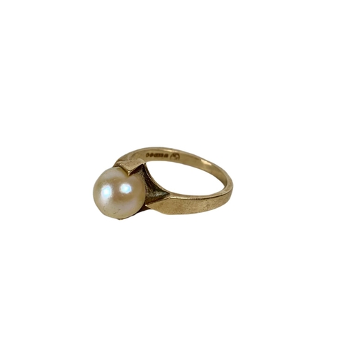 646 - 9ct gold ring with pearl stone. 3.28 grams.