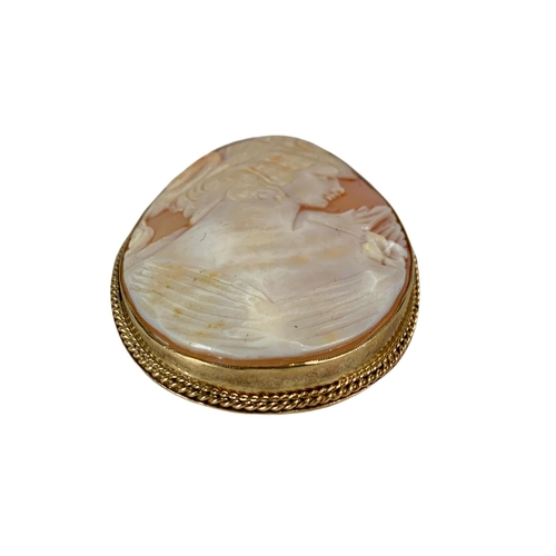 650 - Large 9ct gold cameo brooch. 5/6.5cm