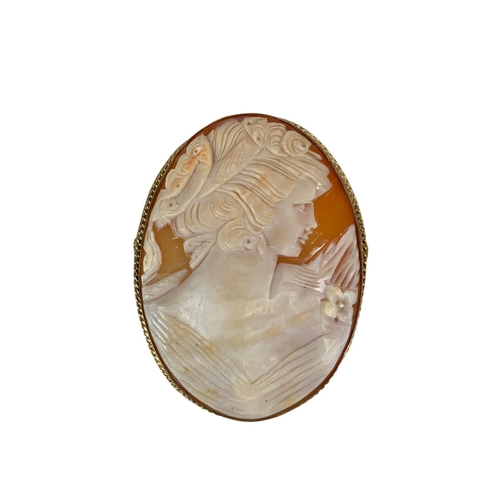 650 - Large 9ct gold cameo brooch. 5/6.5cm