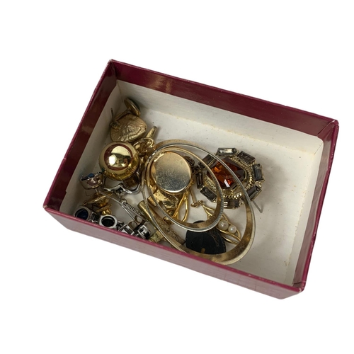 704 - Quantity of costume jewellery