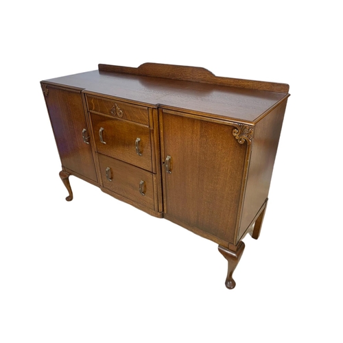 795 - Vintage 1930’s oak gallery back sideboard. 138.5x49x101cm