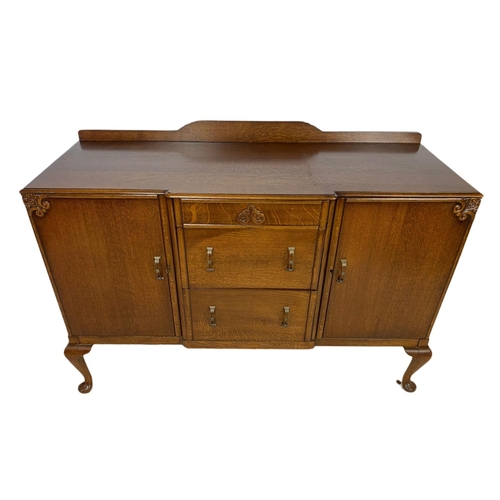 795 - Vintage 1930’s oak gallery back sideboard. 138.5x49x101cm