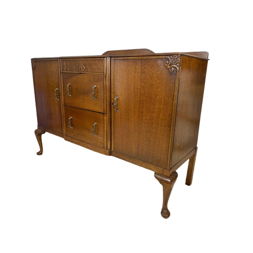 795 - Vintage 1930’s oak gallery back sideboard. 138.5x49x101cm