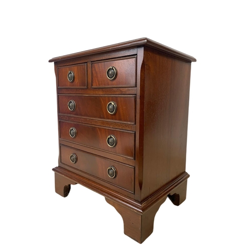 941 - Small Georgian style chest of 5 drawers. 43x30x52cm