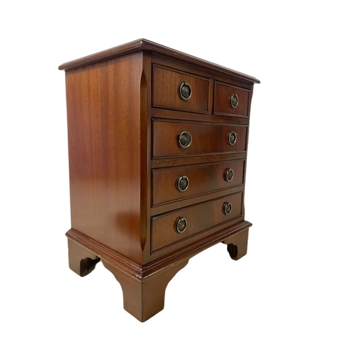 941 - Small Georgian style chest of 5 drawers. 43x30x52cm