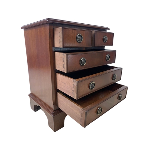 941 - Small Georgian style chest of 5 drawers. 43x30x52cm