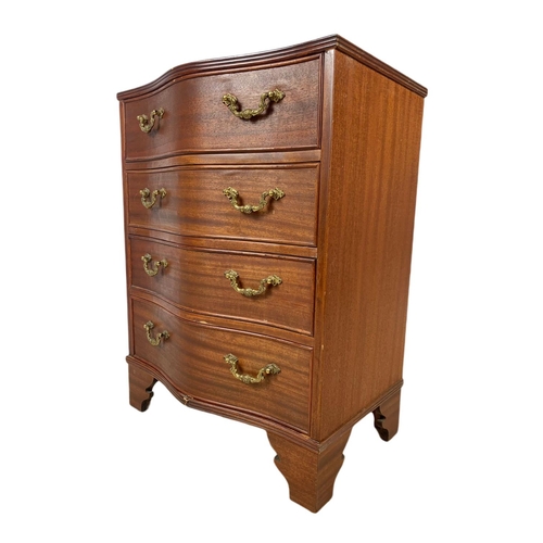 942 - Small Georgian style serpentine chest of 4 drawers. 52x35x67.5cm