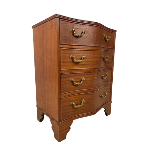 942 - Small Georgian style serpentine chest of 4 drawers. 52x35x67.5cm