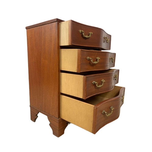 942 - Small Georgian style serpentine chest of 4 drawers. 52x35x67.5cm