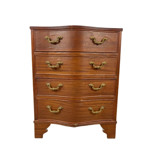 942 - Small Georgian style serpentine chest of 4 drawers. 52x35x67.5cm