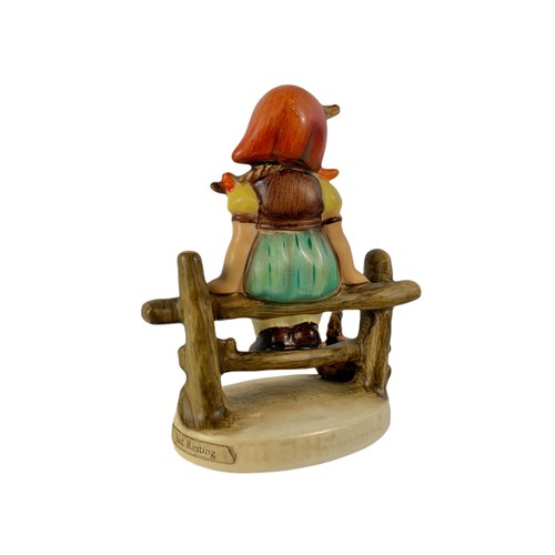 466 - Vintage Goebel pottery figurine. 8x9.5cm