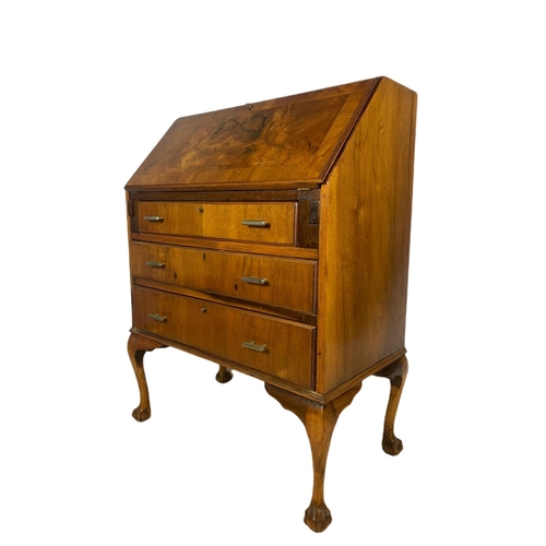 1061 - Vintage walnut writing bureau with ball and claw feet. 75x44x102.5cm