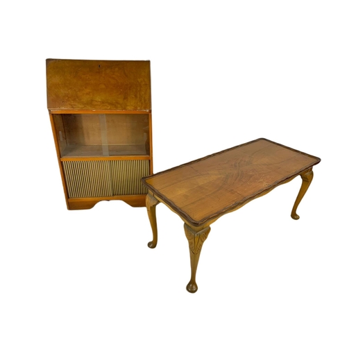 1067 - Vintage bureau and a walnut coffee table. Bureau 61x26x59cm.