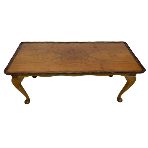 1067 - Vintage bureau and a walnut coffee table. Bureau 61x26x59cm.