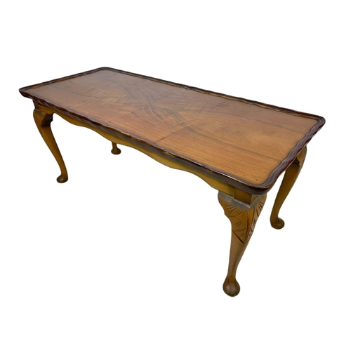 1067 - Vintage bureau and a walnut coffee table. Bureau 61x26x59cm.