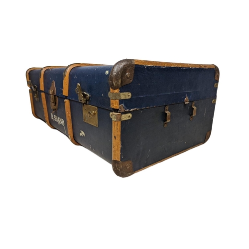 333 - Vintage travelling trunk, 92x54x32cm