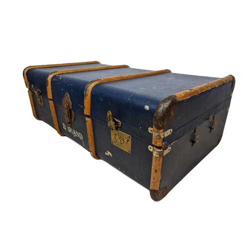 333 - Vintage travelling trunk, 92x54x32cm