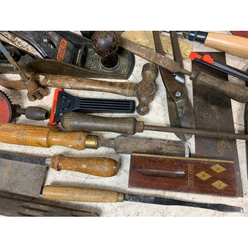 375 - Quantity of vintage hand tools. Including a Marples chisel, a Marples try square, large Stanley plan... 