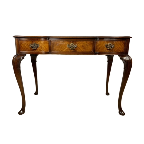 967 - Vintage walnut 3 drawer console table in the Georgian style. 109x53x106.5cm