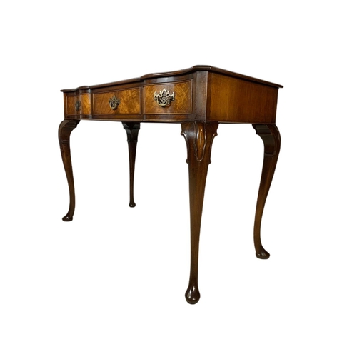 967 - Vintage walnut 3 drawer console table in the Georgian style. 109x53x106.5cm