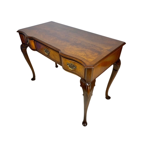 967 - Vintage walnut 3 drawer console table in the Georgian style. 109x53x106.5cm