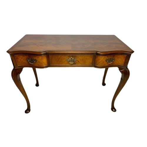 967 - Vintage walnut 3 drawer console table in the Georgian style. 109x53x106.5cm