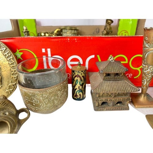 540 - Quantity of vintage brass ware