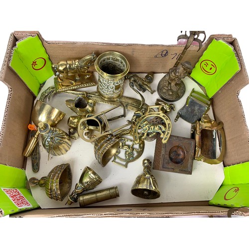 540 - Quantity of vintage brass ware