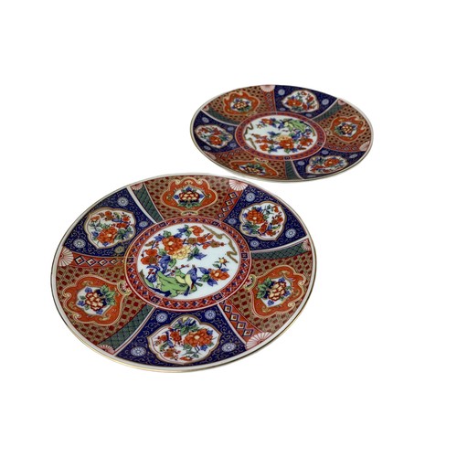 548 - Pair of large Imari pottery plates with 2 small Imari plates. Large 28cm. Small 16.5cm