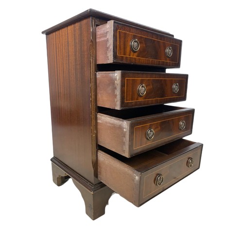 997 - Small mahogany Georgian style chest of drawers. 45x37x72cm