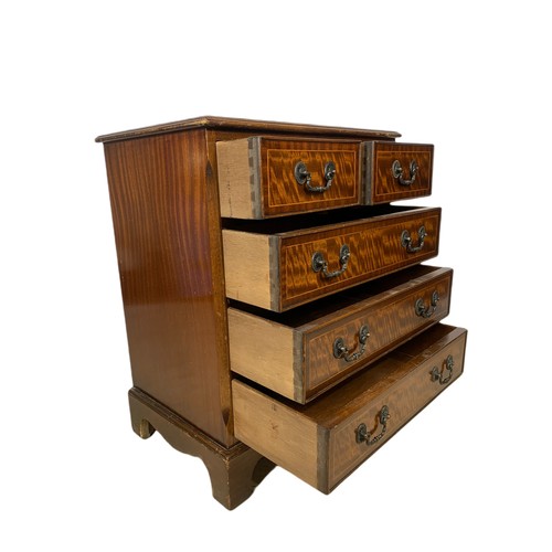 1029 - Georgian style inlaid mahogany chest of drawers. 62.5x41x74cm